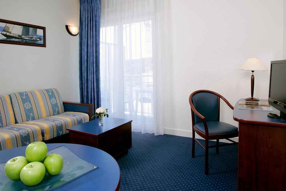 Terres De France - Appart'Hotel ลาโรช-โพเซย์ ภายนอก รูปภาพ